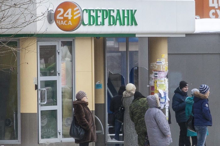 По версии банка, клиентку обслуживали после официального закрытия офиса в течение получаса, поэтому дверь отделения была действительно заперта По версии банка, клиентку обслуживали после официального закрытия офиса в течение получаса, поэтому дверь отделения была действительно заперта