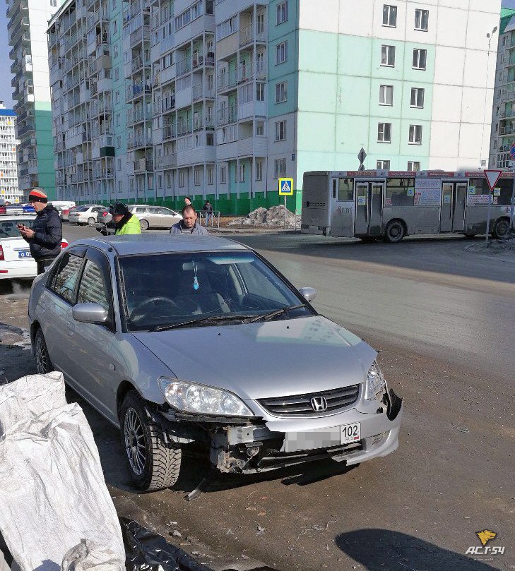 Водитель поочередно столкнулся с 6 машинами, которые были припаркованы у жилого дома Водитель поочередно столкнулся с 6 машинами, которые были припаркованы у жилого дома