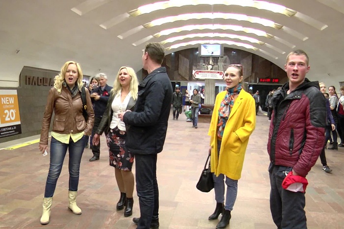 Новосибирцы хором спели в метро песню «И вновь продолжается бой» Новосибирцы хором спели в метро песню «И вновь продолжается бой»