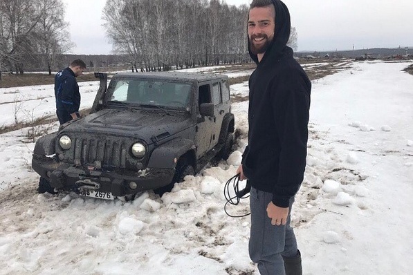 Александр Салак увяз под Новосибирском в снегу Александр Салак увяз под Новосибирском в снегу