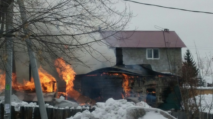 Пожар начался на кровле жилого дома, его закидывали снегом Пожар начался на кровле жилого дома, его закидывали снегом
