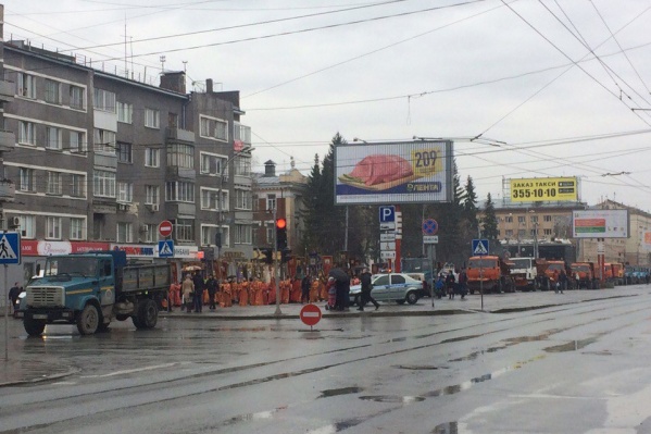 Дороги перекрыли с помощью полиции и техники городских служб Дороги перекрыли с помощью полиции и техники городских служб