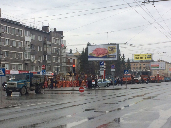 Дороги перекрыли с помощью полиции и техники городских служб Дороги перекрыли с помощью полиции и техники городских служб