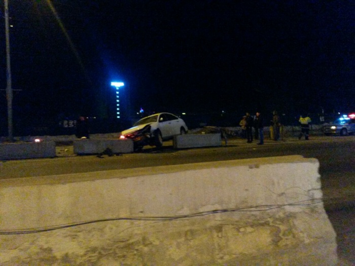 Nissan застрял в бетонных блоках возле провала на Большевистской (фото)