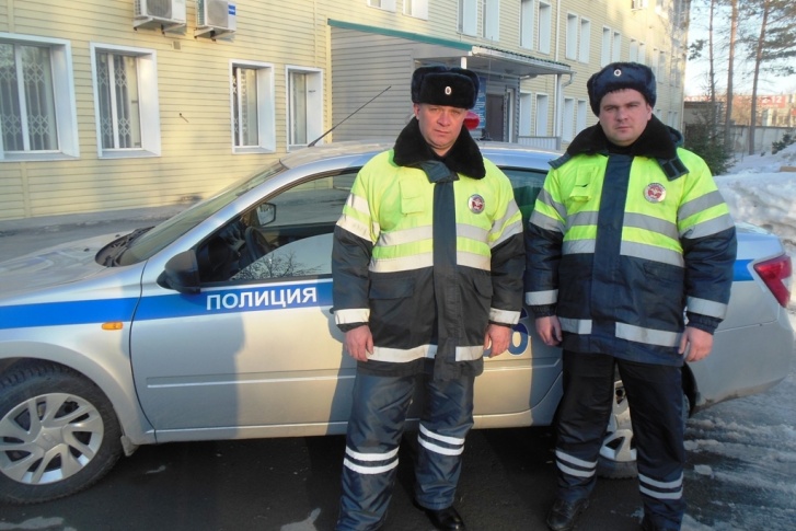 Инспекторы ДПС лейтенанты полиции Евгений Щетинин и Андрей Семенцов пришли на помощь водителю<br>