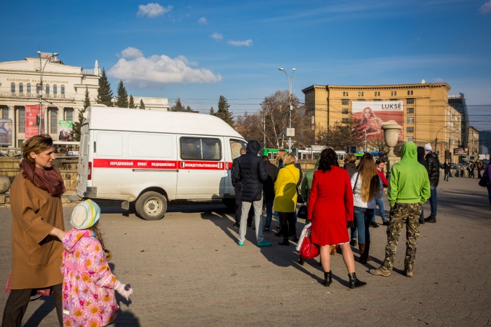 Очередь в Первомайском сквере Очередь в Первомайском сквере