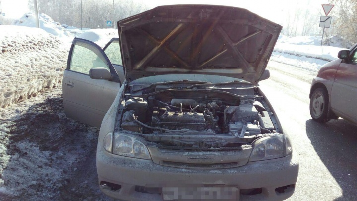 «Тойота» загорелась в пути из-за одеяла на двигателе