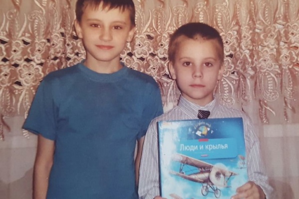 Артем и Никита ушли из дома ночью Артем и Никита ушли из дома ночью 