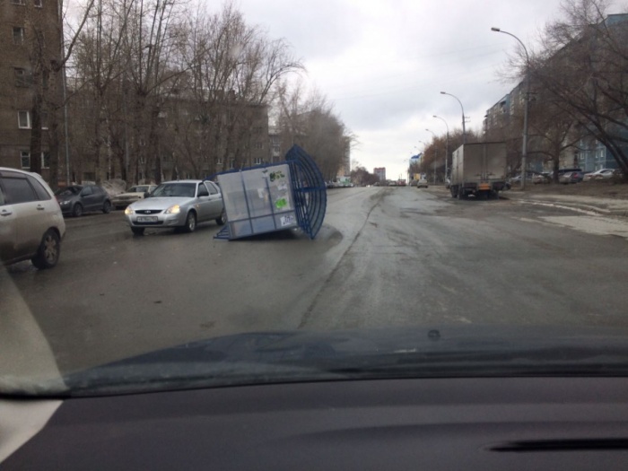 На ул. Блюхера ветром сдуло остановку На ул. Блюхера ветром сдуло остановку
