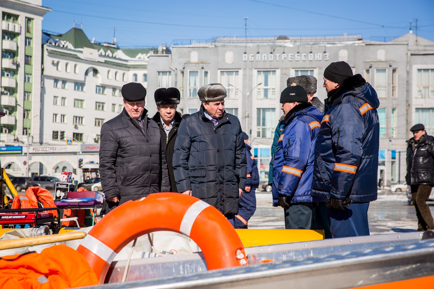 Губернатору НСО Владимиру Городецкому и мэру Новосибирска Анатолию Локтю показывают технику Губернатору НСО Владимиру Городецкому и мэру Новосибирска Анатолию Локтю показывают технику