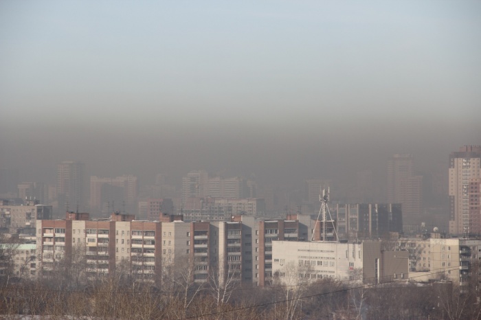 Над Новосибирском поднялся темно-серый смог (фото)
