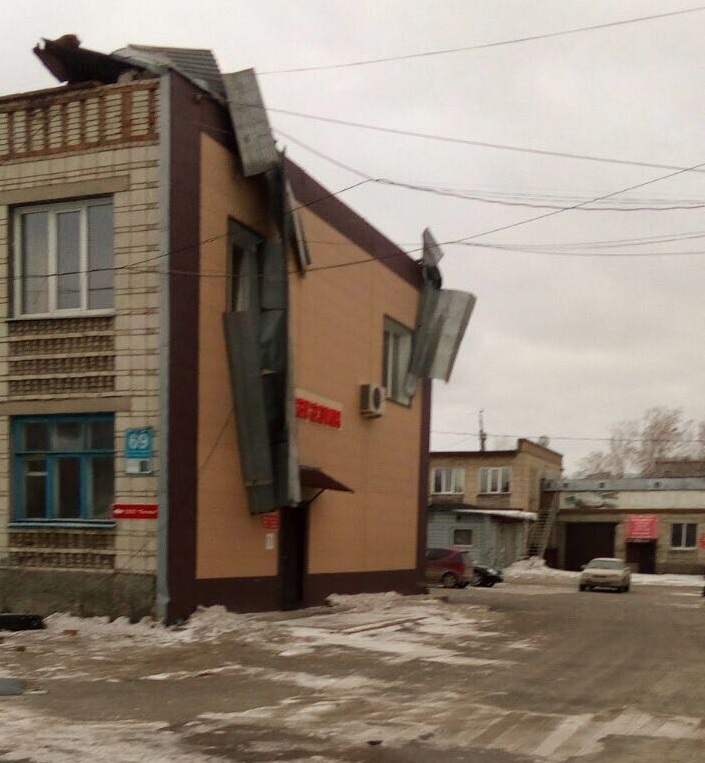 Со здания сорвало крышу Со здания сорвало крышу