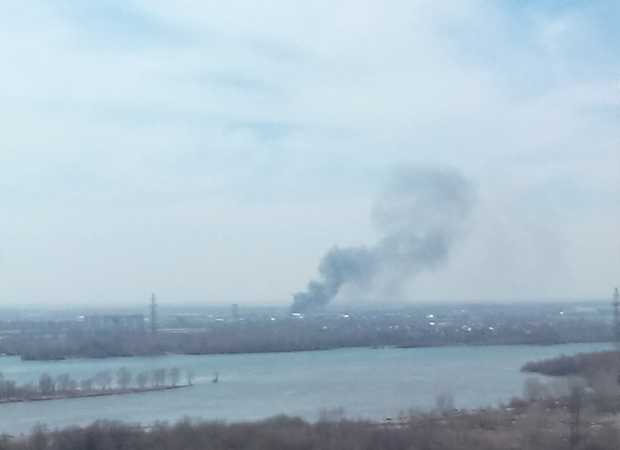 Над городом поднялся столб дыма Над городом поднялся столб дыма