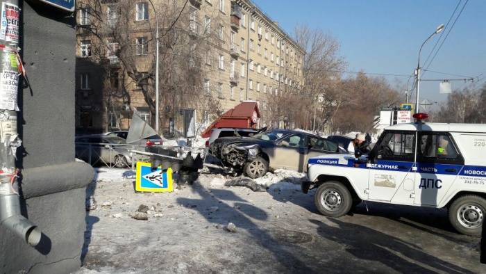 Водителю «Ауди» пришлось резко вывернуть руль вправо, чтобы избежать удара Водителю «Ауди» пришлось резко вывернуть руль вправо, чтобы избежать удара
