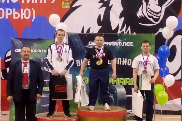 Сергей Федосиенко (на высшей ступени пьедестала) Сергей Федосиенко (на высшей ступени пьедестала)