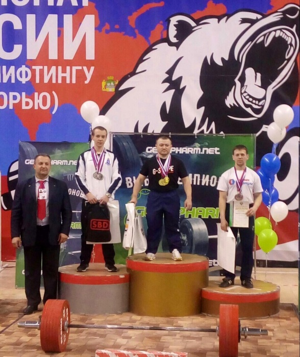 Сергей Федосиенко (на высшей ступени пьедестала) Сергей Федосиенко (на высшей ступени пьедестала)