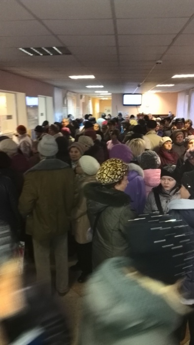 Сегодня утром выстроилась огромная очередь к узким специалистам поликлиники № 27 на ул. Рельсовой Сегодня утром выстроилась огромная очередь к узким специалистам поликлиники № 27 на ул. Рельсовой