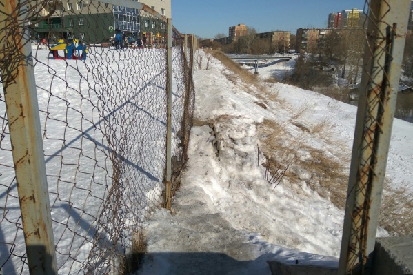 Опасная тропинка вдоль сетки-рабицы около домов по ул. Овражная Опасная тропинка вдоль сетки-рабицы около домов по ул. Овражная