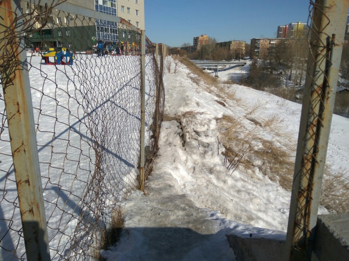 Опасная тропинка вдоль сетки-рабицы около домов по ул. Овражная Опасная тропинка вдоль сетки-рабицы около домов по ул. Овражная