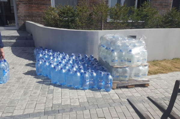 Воду выдают у двух домов Воду выдают у двух домов 