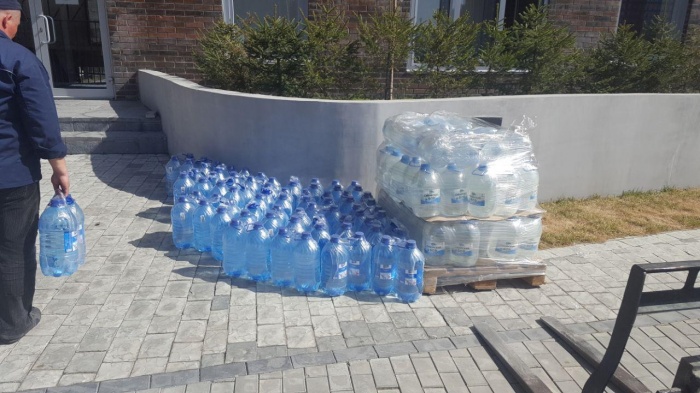 Воду выдают у двух домов Воду выдают у двух домов
