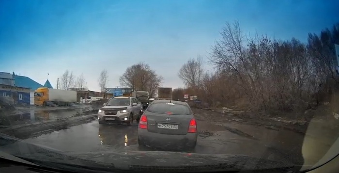 Машины проваливаются в ямы на Толмачевском шоссе уже несколько недель Машины проваливаются в ямы на Толмачевском шоссе уже несколько недель
