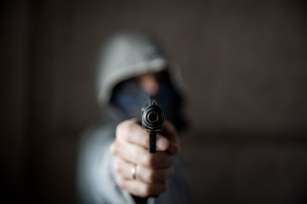 Два вооруженных грабителя испугались угроз Два вооруженных грабителя испугались угроз
