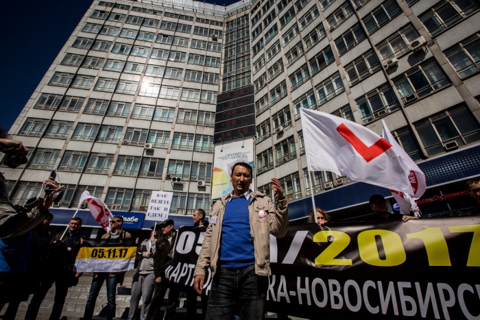 Митинг на площади Калинина собрал около 50 человек Митинг на площади Калинина собрал около 50 человек