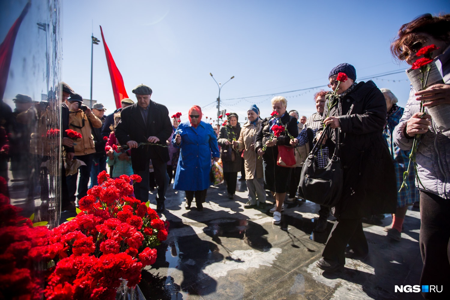 Участники акции возложили цветы к памятнику Ленину