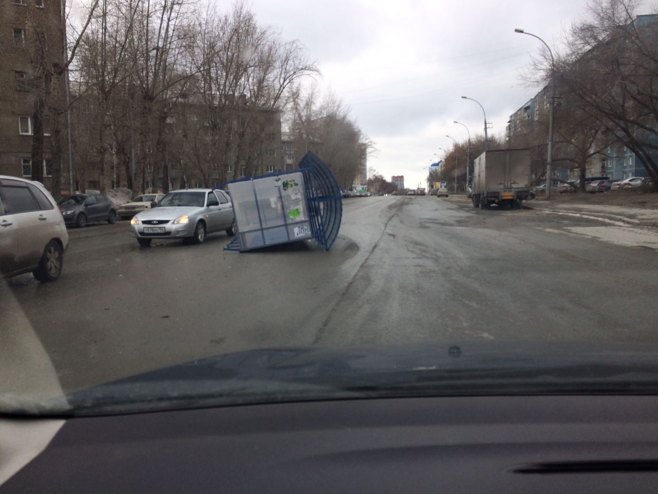 Остановка оказалась прямо на проезжей части Остановка оказалась прямо на проезжей части