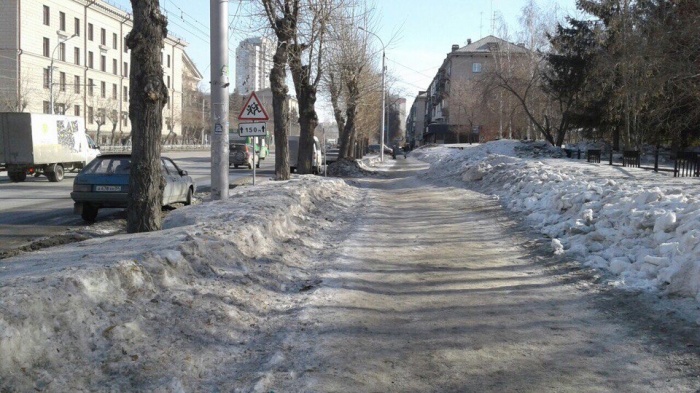 Новосибирцы паркуют свои автомобили у тротуара, чтобы донести детей до школы Новосибирцы паркуют свои автомобили у тротуара, чтобы донести детей до школы