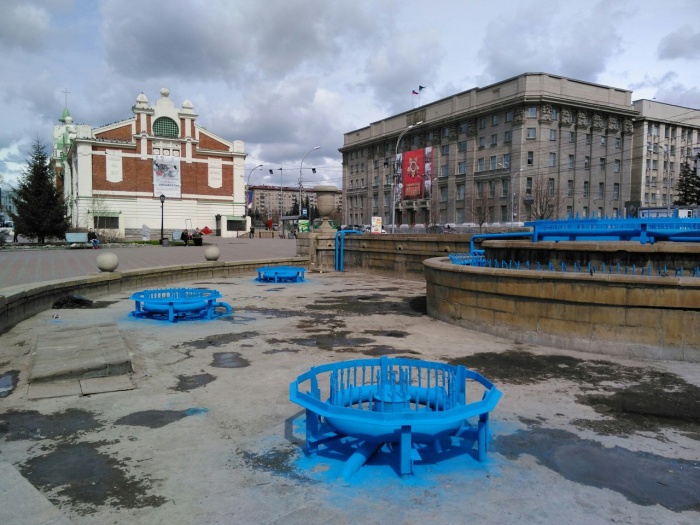 Фонтан в Первомайском сквере готовят к весне Фонтан в Первомайском сквере готовят к весне