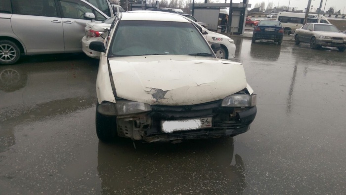 Mitsubishi Libero врезался в стену ТЦ, а потом в Toyota Corolla Mitsubishi Libero врезался в стену ТЦ, а потом в Toyota Corolla
