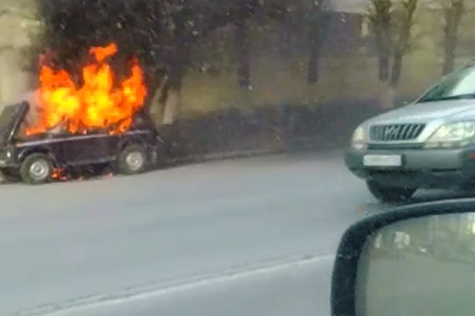Горящий автомобиль «Нива» на обочине ул. Большевистской Горящий автомобиль «Нива» на обочине ул. Большевистской