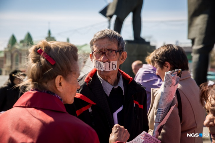 Один из участников митинга таким образом выступил с критикой политики мэра Новосибирска