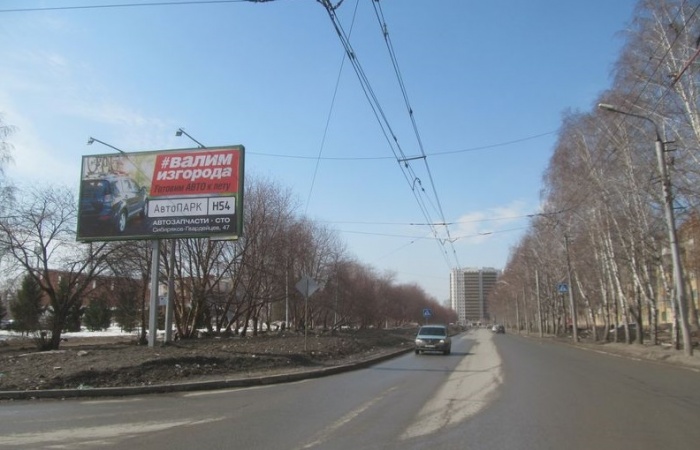 Необычный рекламный щит призывает новосибирцев уехать из города