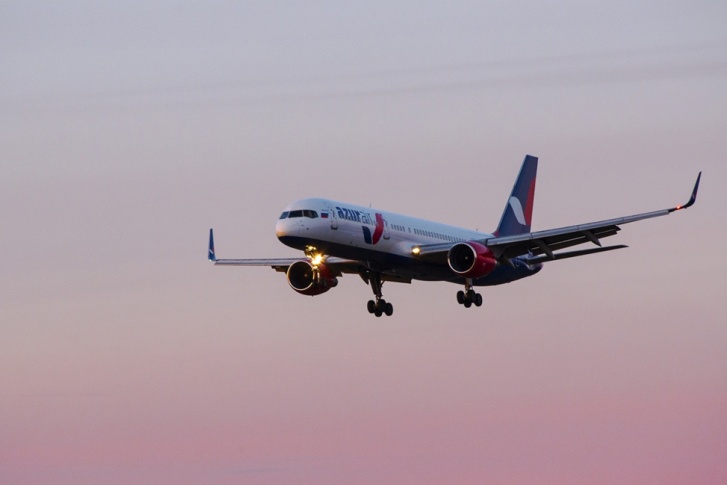 Ночью над Новосибирском кружил Boeing-757 авиакомпании AZUR air<br> Ночью над Новосибирском кружил Boeing-757 авиакомпании AZUR air<br>
