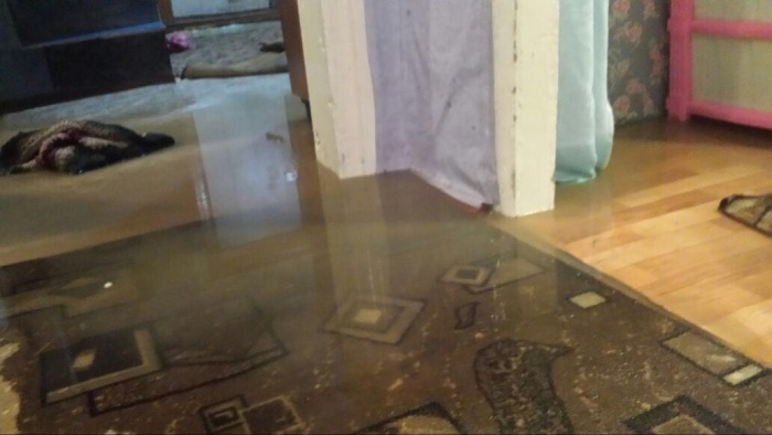Талая вода залила полы в доме рядом с новостройкой (фото)