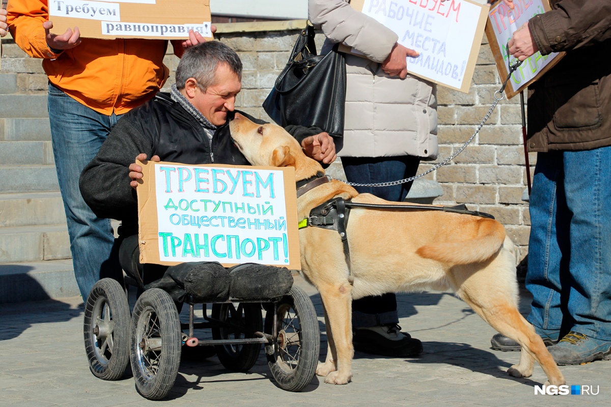 На Соборной площади омичи без ног потребовали доступный транспорт |  10.04.2017 | Омск - БезФормата