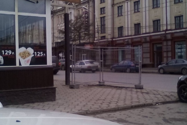 Ограждение установили в районе Краеведческого музея Ограждение установили в районе Краеведческого музея