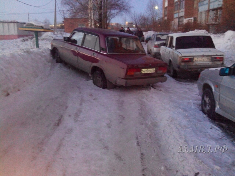 В Омске пьяный водитель попросил прохожих о помощи: сдали его полицейским