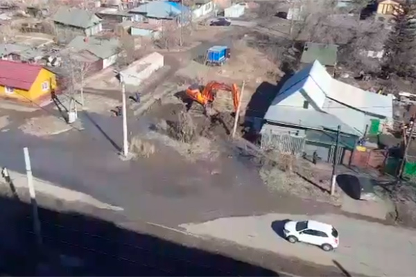 На улице Лермонтова из-под земли вырвалась струя грязной воды вышиной в пятиэтажку На улице Лермонтова из-под земли вырвалась струя грязной воды вышиной в пятиэтажку