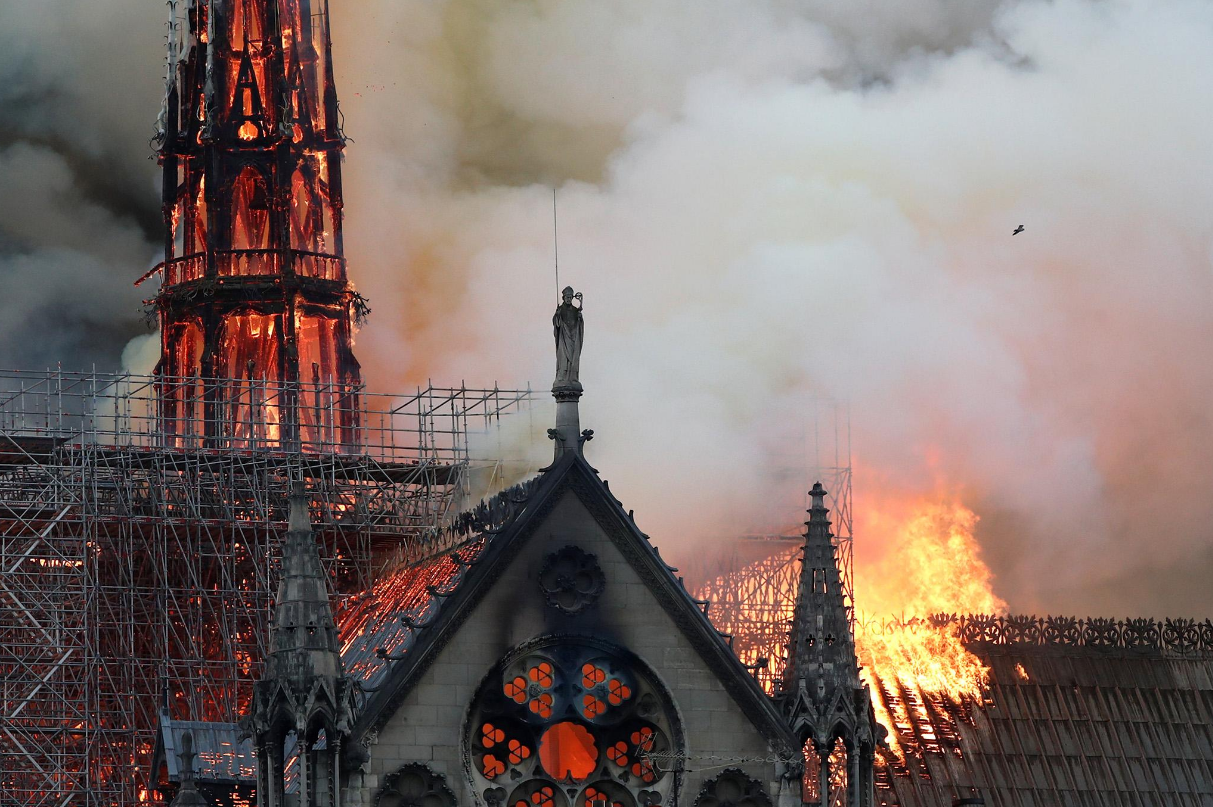 Сгорел собор Парижской богоматери