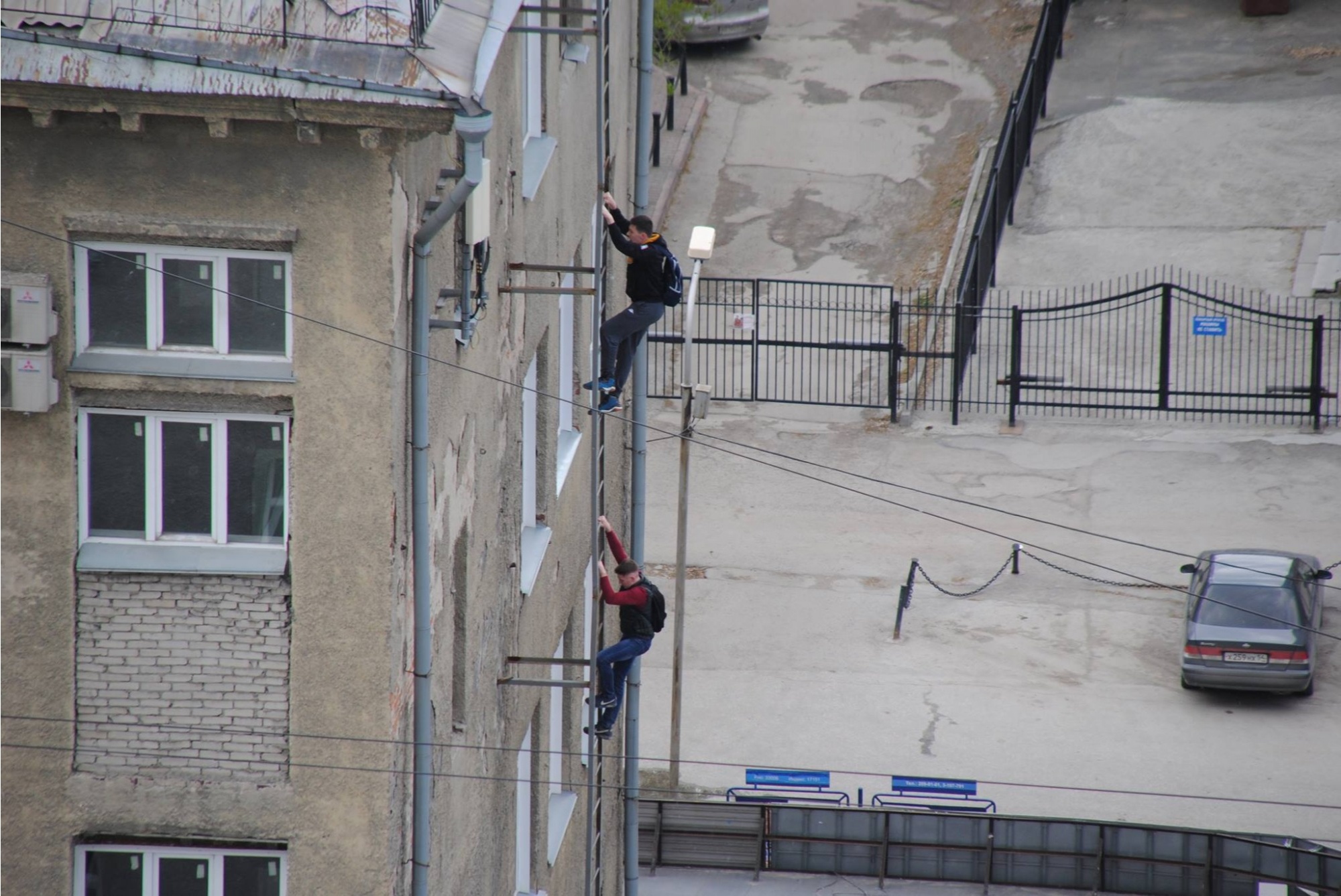 Зеваки карабкаются на крышу дома по ул. Потанинской, 5. Фото Александра Агафонова Зеваки карабкаются на крышу дома по ул. Потанинской, 5. Фото Александра Агафонова