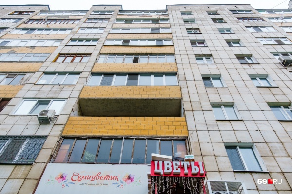 Промальпинисты укрепляли фасад дома на Пушкина, 13 Промальпинисты укрепляли фасад дома на Пушкина, 13