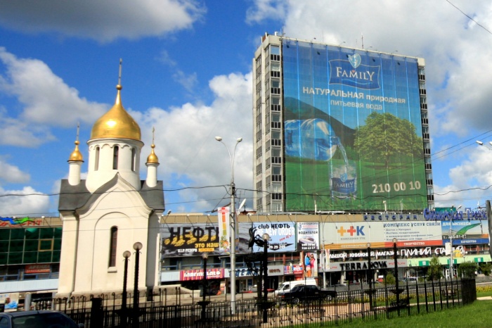 В 2009 году владелец бренда Family spring мог позволить себе затянуть баннером целое здание в самом центре города. Фото Стаса Соколова В 2009 году владелец бренда Family spring мог позволить себе затянуть баннером целое здание в самом центре города. Фото Стаса Соколова