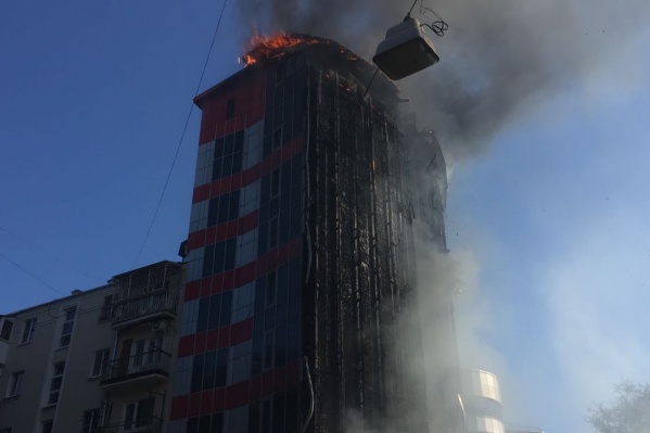 Загорелась крыша отеля, откуда пламя перекинулось дальше Загорелась крыша отеля, откуда пламя перекинулось дальше