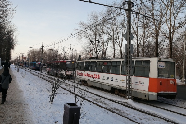 Пассажирам приходится пересаживаться на автобусы Пассажирам приходится пересаживаться на автобусы