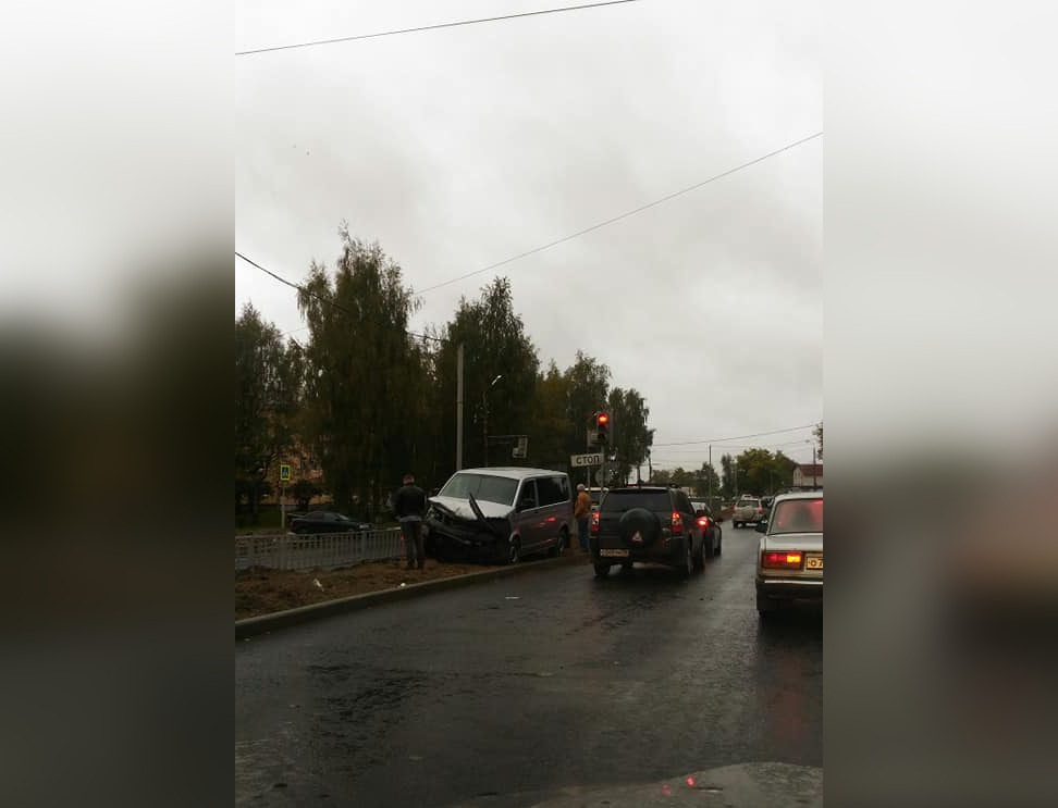К восьми утра на дороге остался стоять только разбитый микроавтобус К восьми утра на дороге остался стоять только разбитый микроавтобус 