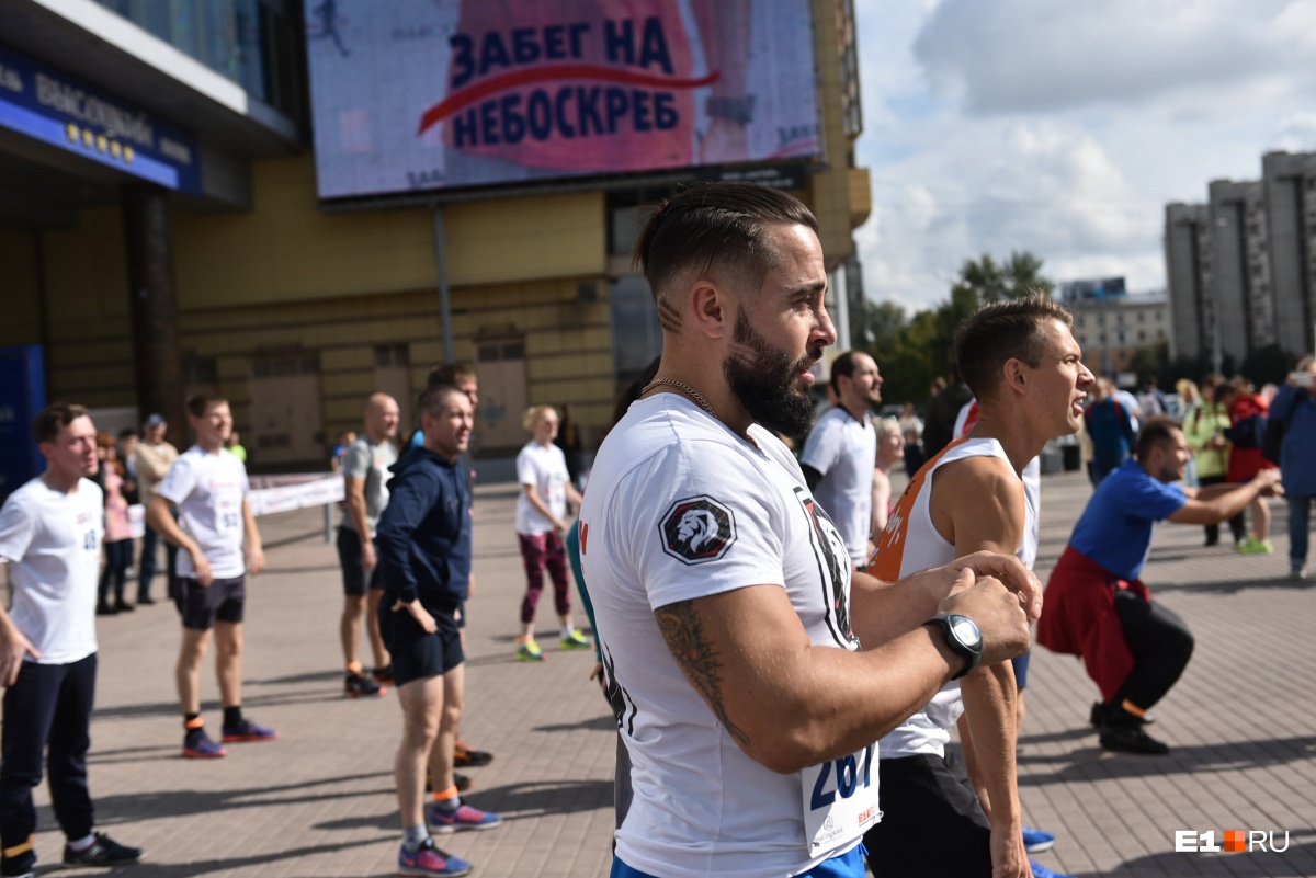 Спортсмен из Первоуральска пробежал 52 этажа «Высоцкого» за 4 минуты и 47 секунд. Онлайн